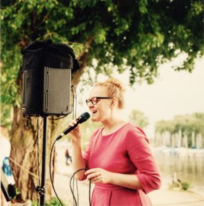 Sängerin Bine Trinker ist Hochzeitssängerin für freie Trauung, Kirche, Taufe und Beerdigung