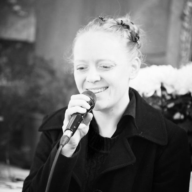 Taufsängerin und Hochzeitssängerin Bine Trinker ist Sängerin für Taufe und Sängerin für Hochzeit und Trauung