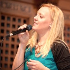 Bine Trinker ist Sängerin für Taufe, Hochzeitssängerin, Sängerin für Kirche und freie Trauung