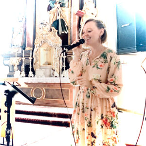 Sängerin Bine Trinker aus München als Hochzeitssängerin zur Trauung buchen Die Traumstimme für Eure Traumhochzeit und zur Taufe: Hochzeitssängerin Taufsängerin Sängerin Bine Trinker aus München für Hochzeit Trauung Taufe Beerdigung buchen