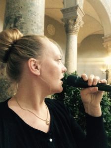 Bine Trinker ist Sängerin für Beerdigung und Trauerfeier