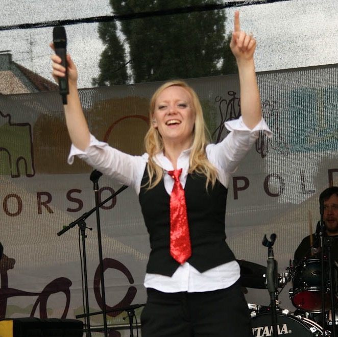 Sängerin und Hochzeitssängerin Bine Trinker mit live Band in München beim Corso Leopold