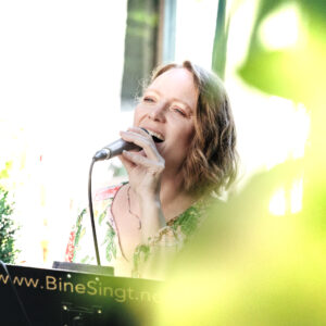 Sängerin Bine Trinker als Hochzeitssängerin für Trauung und Empfang