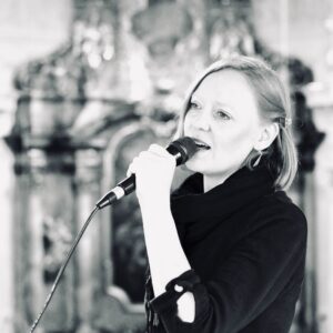 Sängerin Bine Trinker aus München: live Musik mit Gesang zu Trauerfeier und Beerdigung
