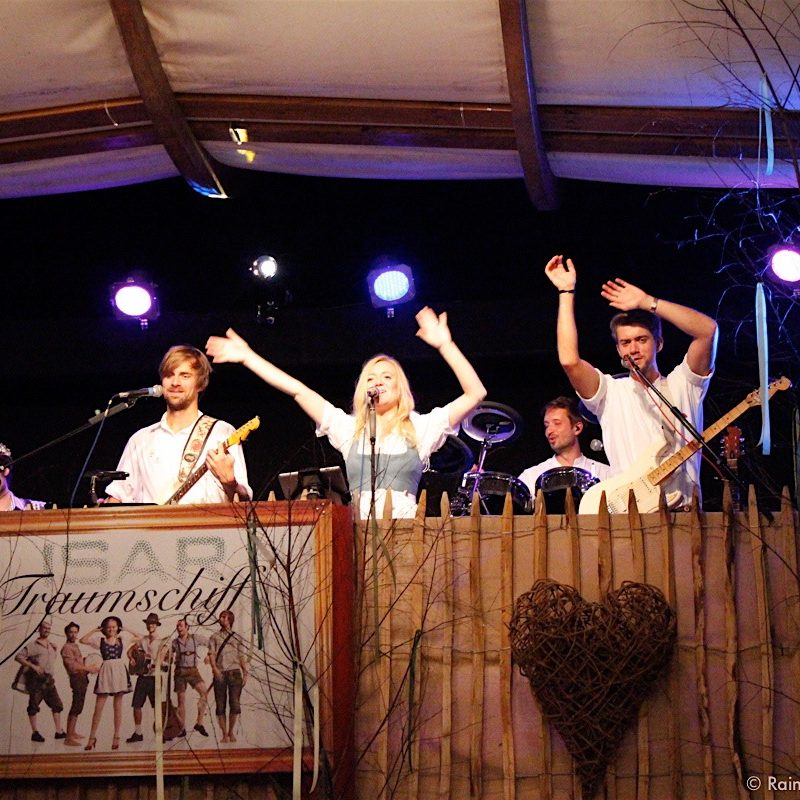 Sängerin Bine Trinker live auf dem Münchner Oktoberfest