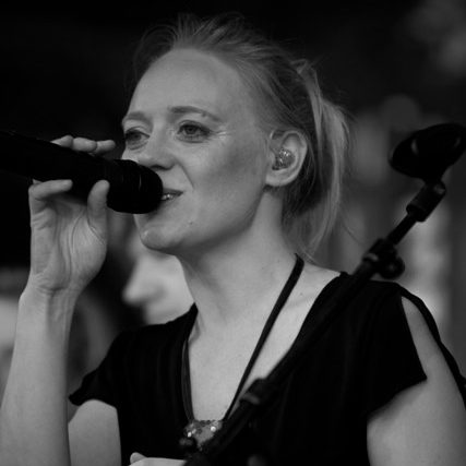 Sängerin und Hochzeitssängerin Bine Trinker mit live Band in München