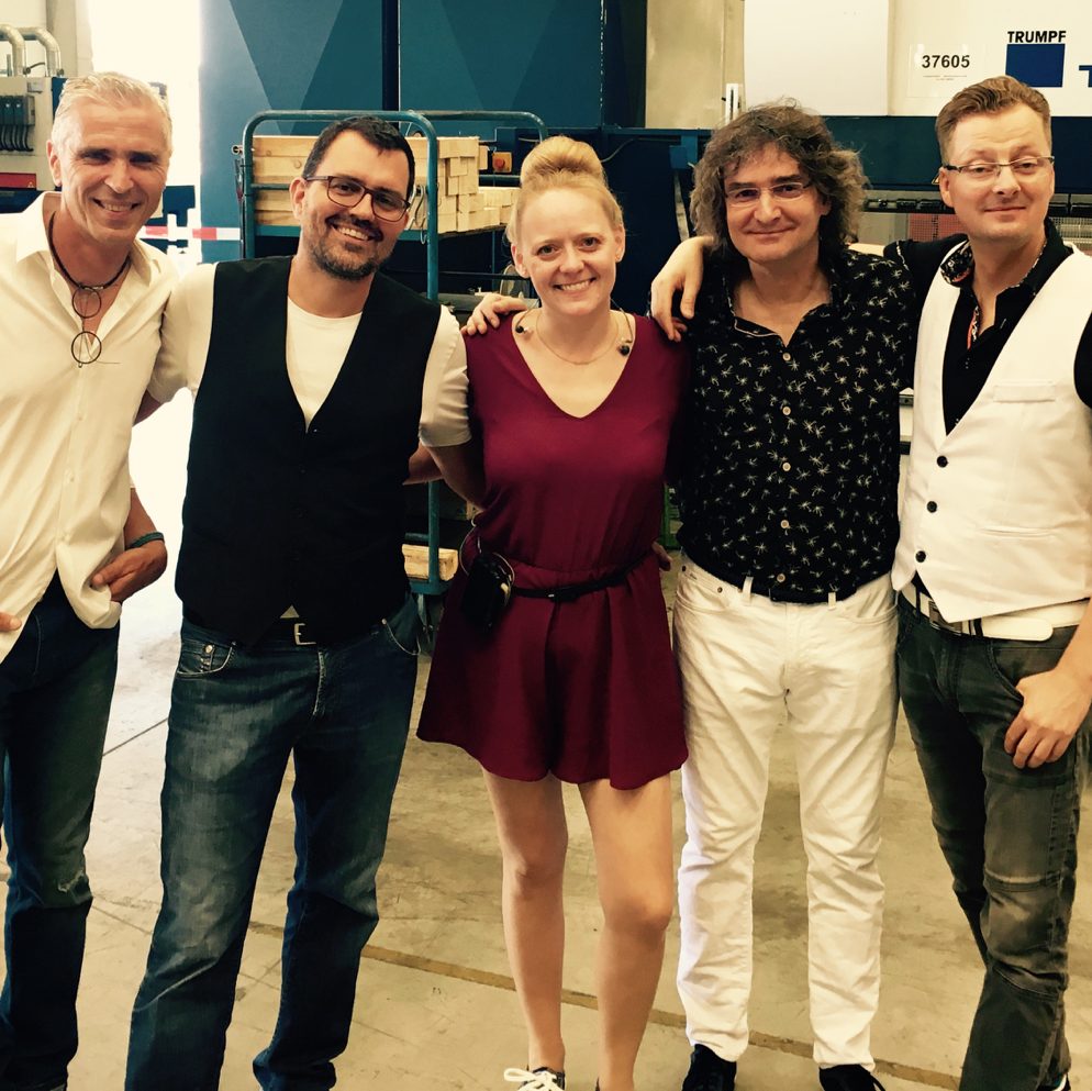 Sängerin Bine Trinker mit Partyband